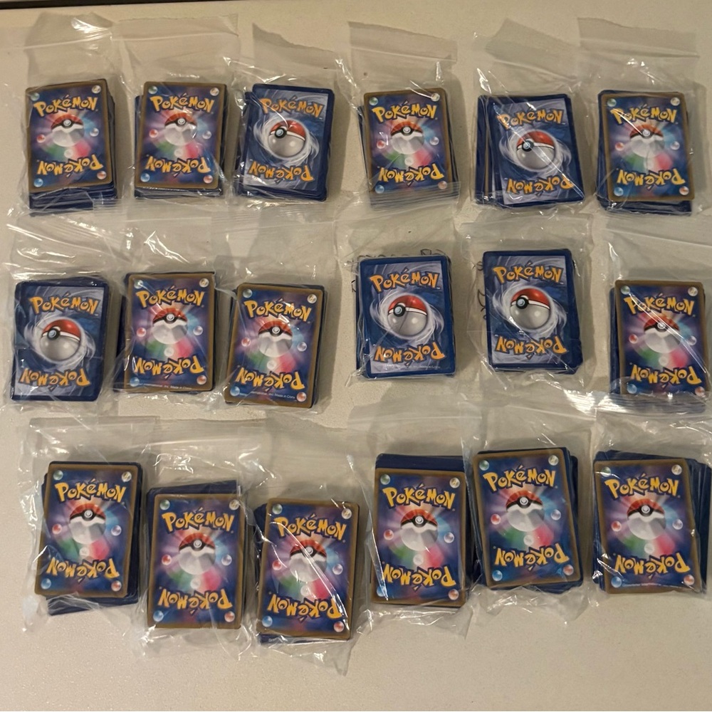 Pokemon Trading Cards approximately 1000+ individual cards with 5 mini figs!